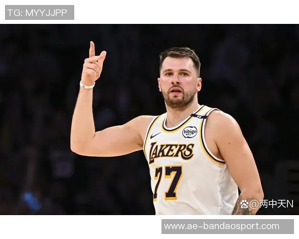 东契奇训练时单脚投三分球10米远险些命中引发里夫斯惊叹