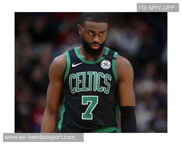 杰伦布朗弧顶三分精准回应个人得分已突破30分展现强大实力