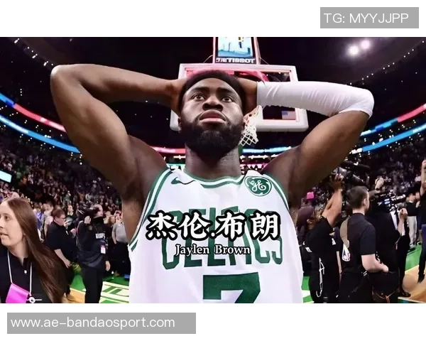 杰伦布朗强调绿军篮球精神:各司其职与热情求胜欲的完美结合 杰伦布朗强调绿军篮球精神:各司其职与热情求胜欲的完美结合