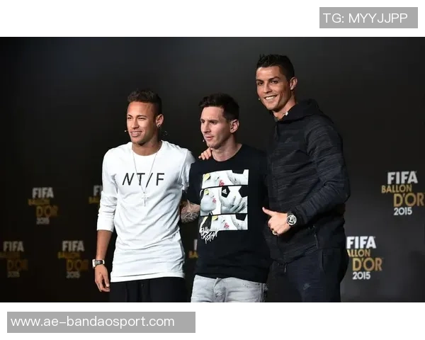 内马尔携家人共度甜蜜时光演唱会现场与女友亲密互动引热议